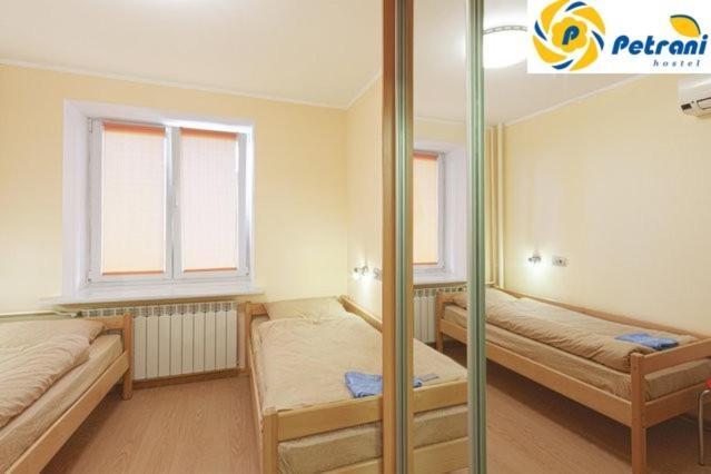 Petrani Hostel Kiev Exteriör bild